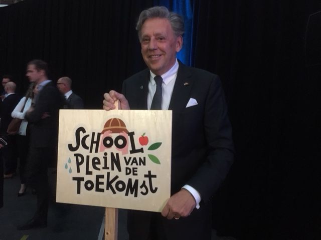 Ed Nijpels met bord Schoolplein van de toekomst tijdens Klimaattop in Breda op 4 juni 2018